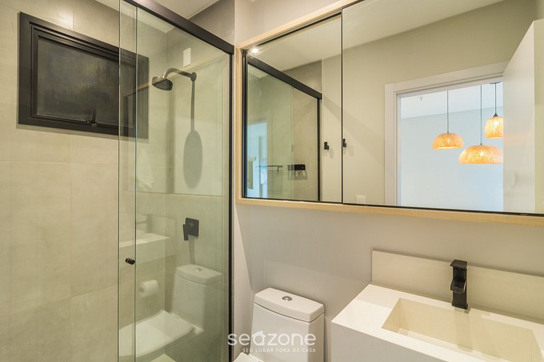 Apto c/ varanda em Meia Praia, 220m do mar FFS1403