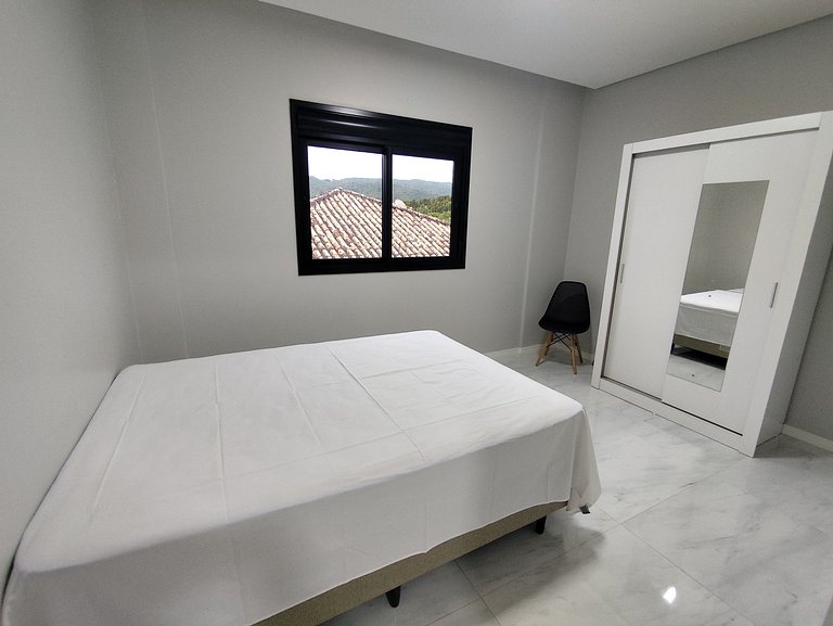 Casa c/ terraço e churrasq. a 850m do mar JSF0748