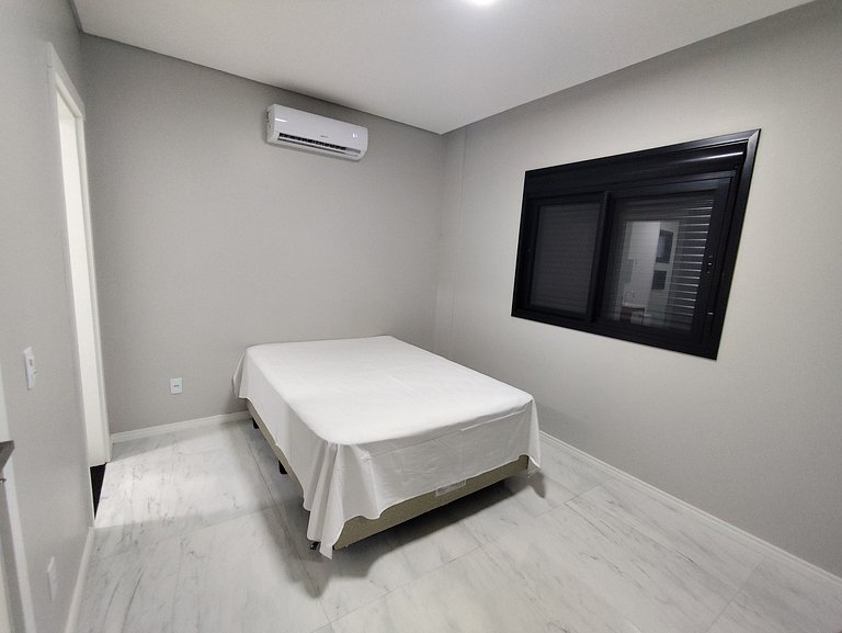 Casa c/ terraço e churrasq. a 850m do mar JSF0748