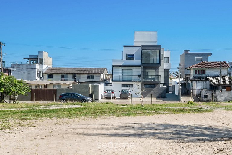 Espaço moderno c/ varanda a 10 m da Praia AAR0203