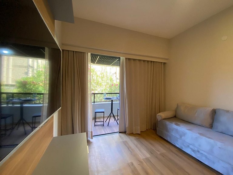 Apto c/ varanda a passos da praia da Barra TLR0113