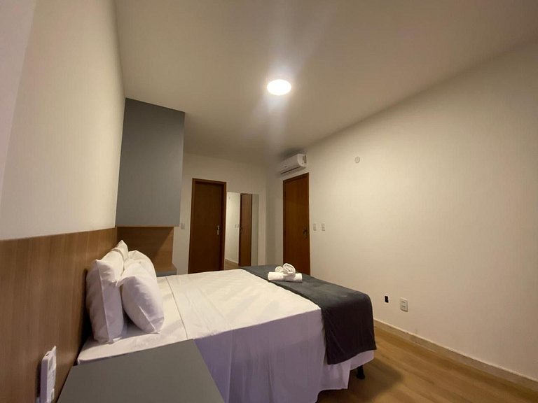 Apto c/ varanda a passos da praia da Barra TLR0113