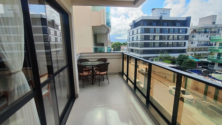 Apto c/ varanda e churrasq. a 500m do Mar RMP0102