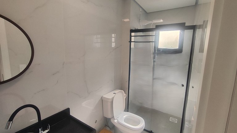 Apto c/ varanda e churrasq. a 500m do Mar RMP0102