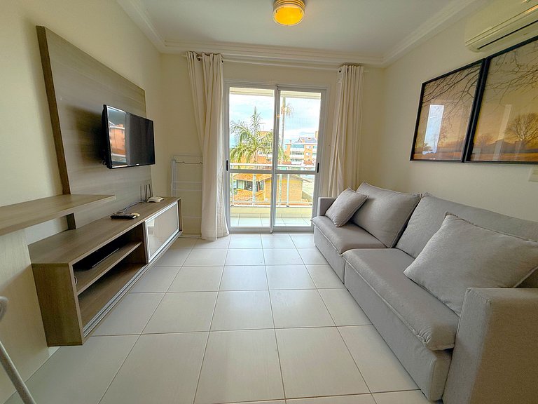 Apto c/ churrasq. e varanda prox. da Praia CGN0306