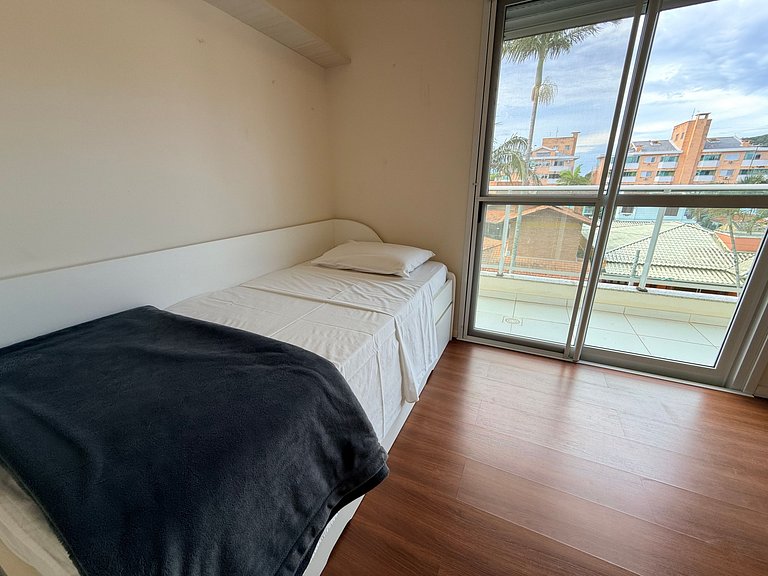 Apto c/ churrasq. e varanda prox. da Praia CGN0306