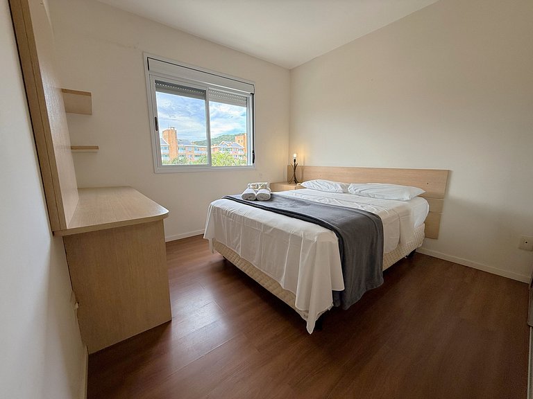 Apto c/ churrasq. e varanda prox. da Praia CGN0306