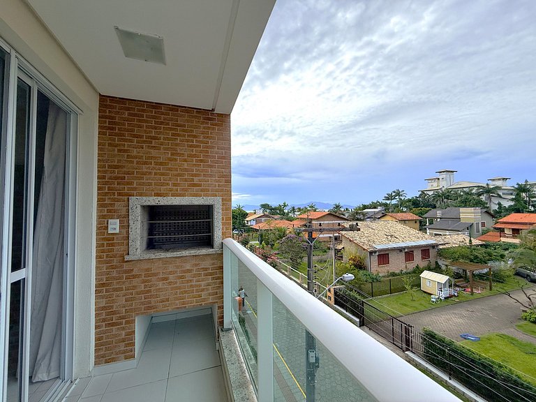 Apto c/ churrasq. e varanda prox. da Praia CGN0306