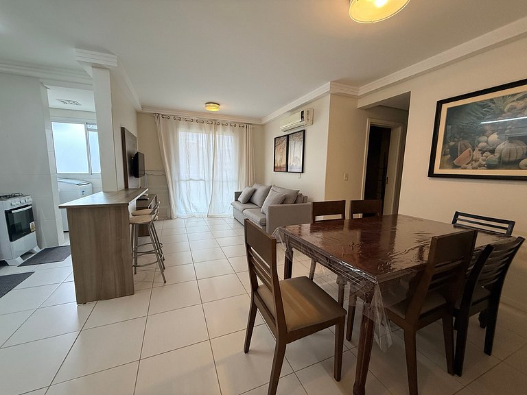 Apto c/ churrasq. e varanda prox. da Praia CGN0306