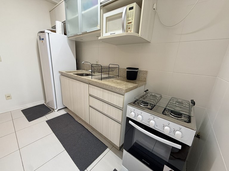 Apto c/ churrasq. e varanda prox. da Praia CGN0306