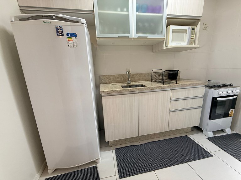 Apto c/ churrasq. e varanda prox. da Praia CGN0306