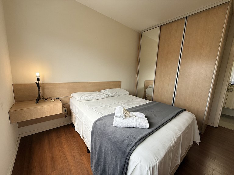 Apto c/ churrasq. e varanda prox. da Praia CGN0306