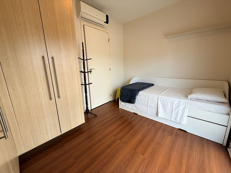 Apto c/ churrasq. e varanda prox. da Praia CGN0306