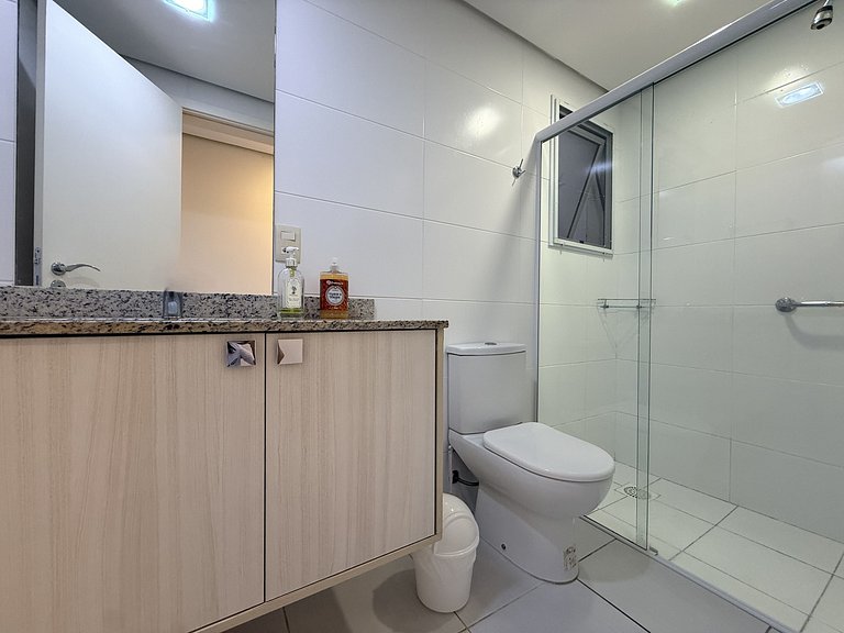 Apto c/ churrasq. e varanda prox. da Praia CGN0306