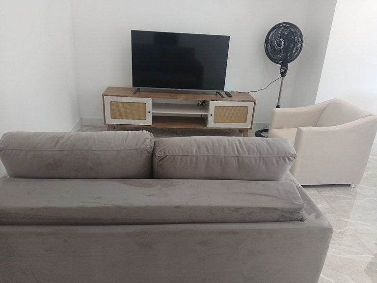 Apto em cond. c/ piscina e churrasqueira PRY0009