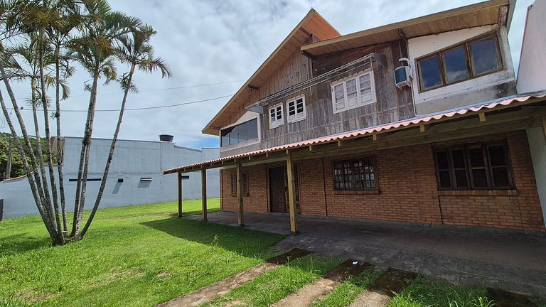 Casa Grande com 3 Quartos em Penha SEL0068