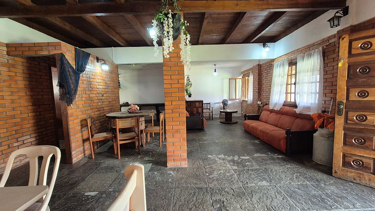 Casa Grande com 3 Quartos em Penha SEL0068