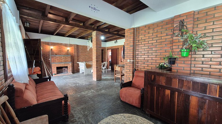 Casa Grande com 3 Quartos em Penha SEL0068