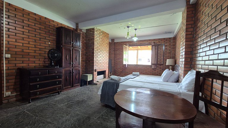 Casa Grande com 3 Quartos em Penha SEL0068