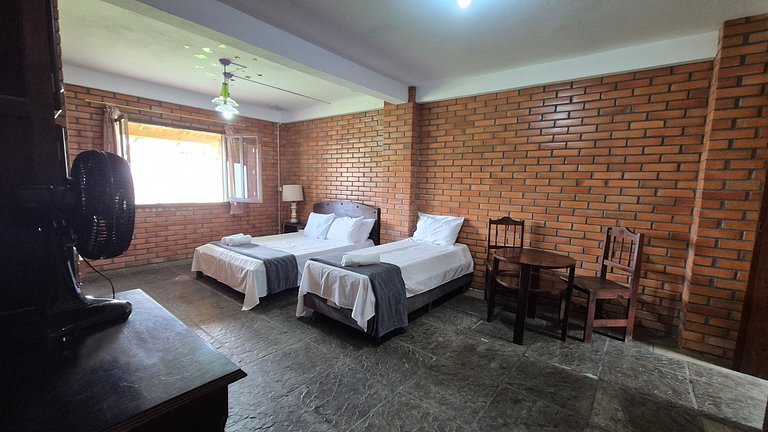 Casa Grande com 3 Quartos em Penha SEL0068