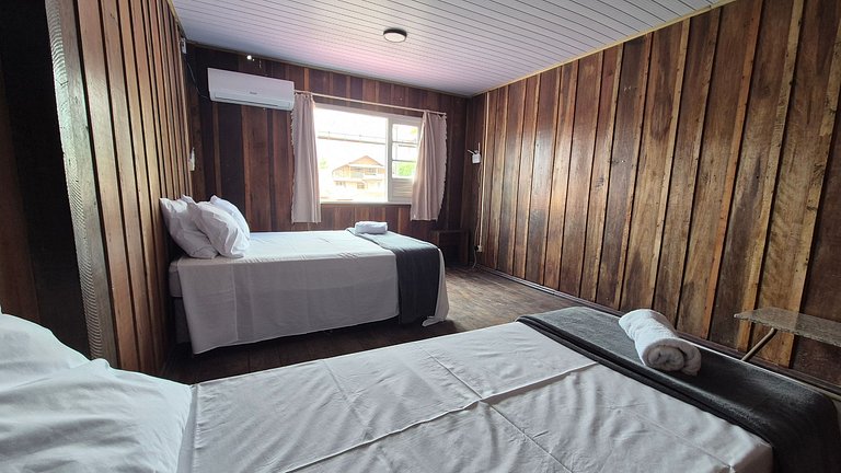 Casa Grande com 3 Quartos em Penha SEL0068