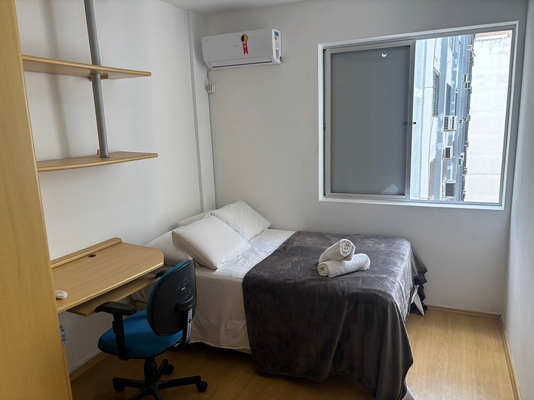 Apto c/ 2Q e varanda no Centro de Floripa CEB1106