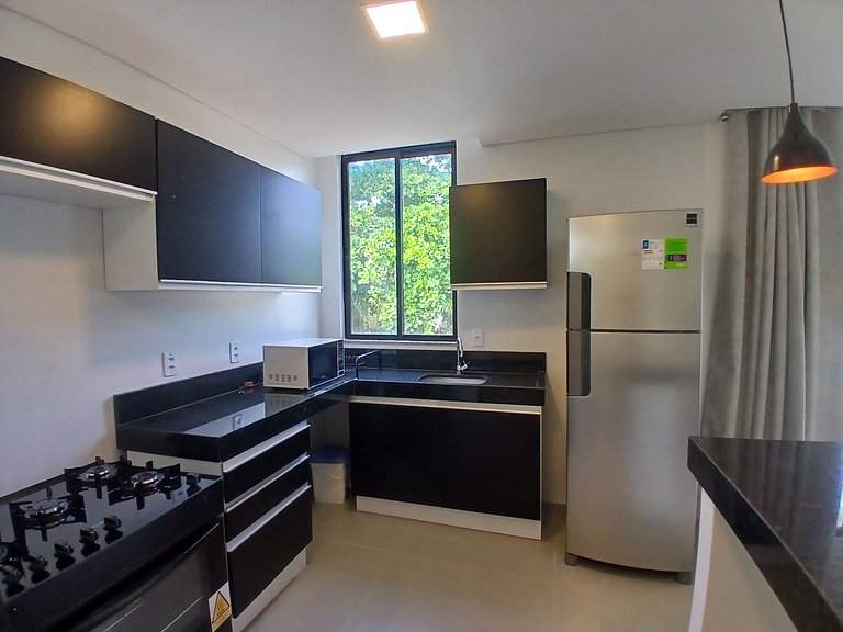 Apto c/ 2Q e varanda a 350m do mar, Centro PRY0108