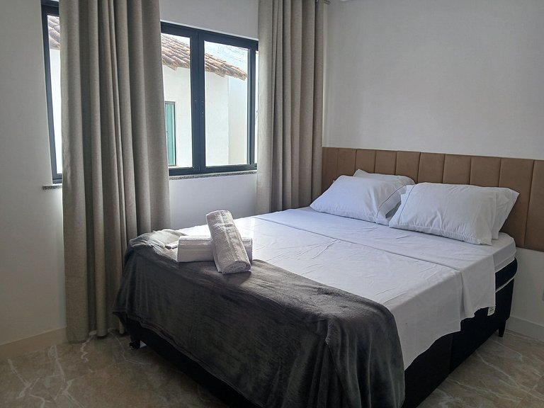 Apto c/ 2Q e varanda a 350m do mar, Centro PRY0108