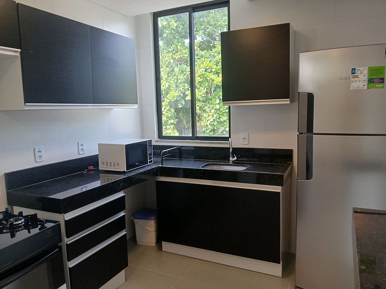 Apto c/ 2Q e varanda a 350m do mar, Centro PRY0108