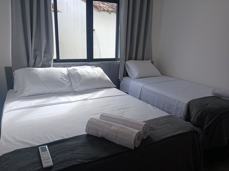 Apto c/ 2Q e varanda a 350m do mar, Centro PRY0108