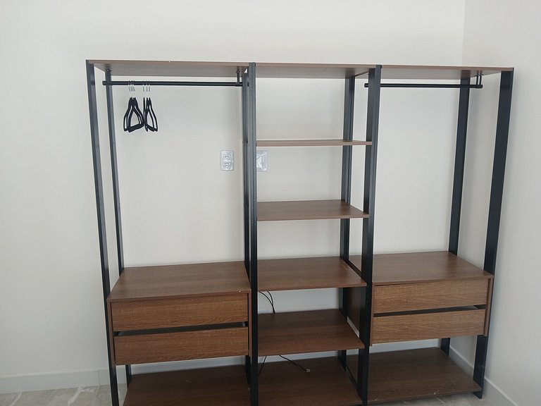 Apto c/ 2Q e varanda a 350m do mar, Centro PRY0108