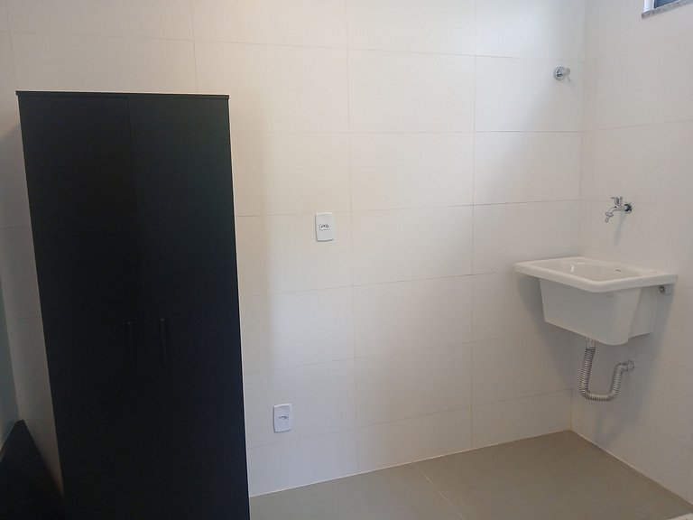 Apto c/ 2Q e varanda a 350m do mar, Centro PRY0108