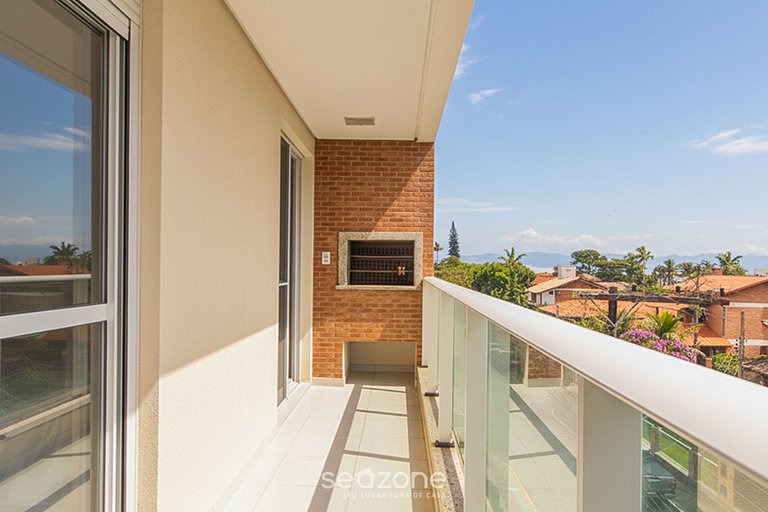 Apto c/ churrasq. e varanda prox. da Praia CGN0306