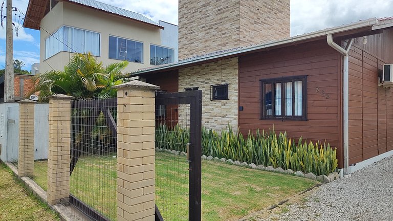 Casa c/ Churrasq. a 700m da Praia JSE0382