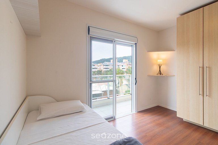 Apto c/ churrasq. e varanda prox. da Praia CGN0306