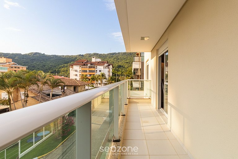 Apto c/ churrasq. e varanda prox. da Praia CGN0306