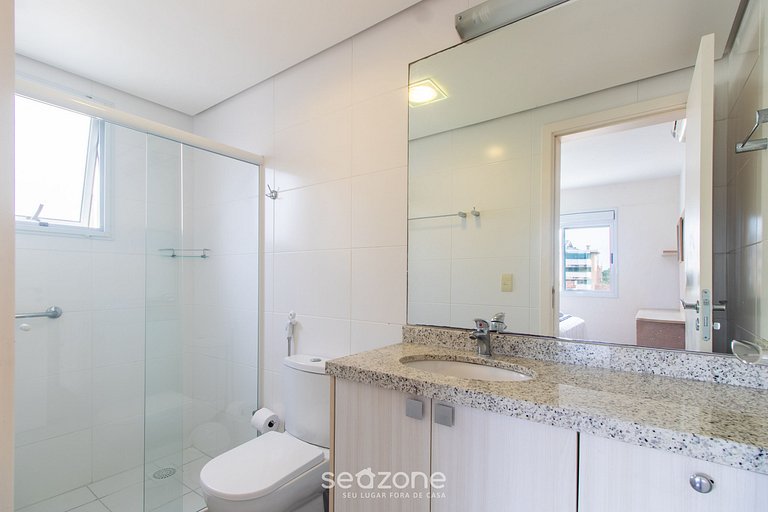 Apto c/ churrasq. e varanda prox. da Praia CGN0306