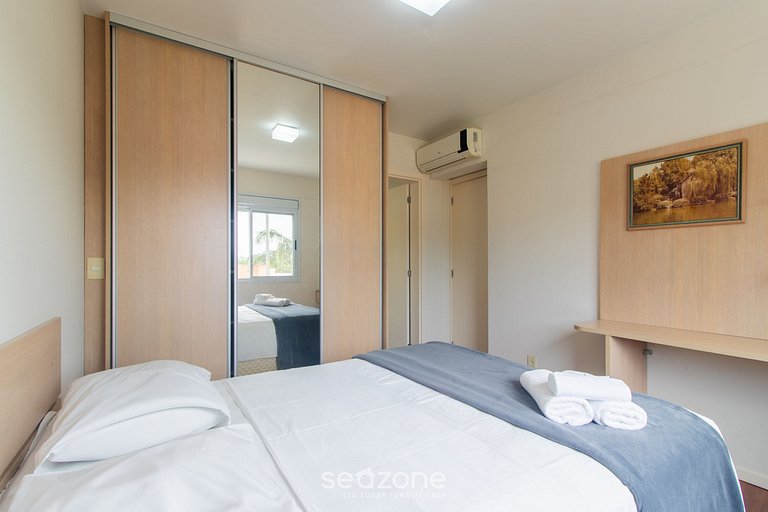 Apto c/ churrasq. e varanda prox. da Praia CGN0306