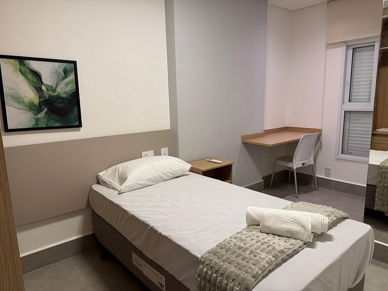 Apto de 2 DRs en edificio c/ piscina GRLB1303