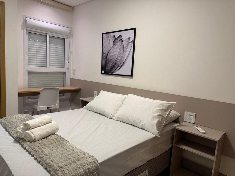 Apto 2 QTs em edf. c/ Piscina GRLB1303