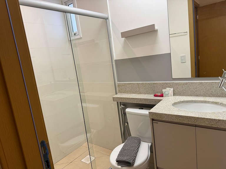 Apto de 2 DRs en edificio c/ piscina GRLB1303