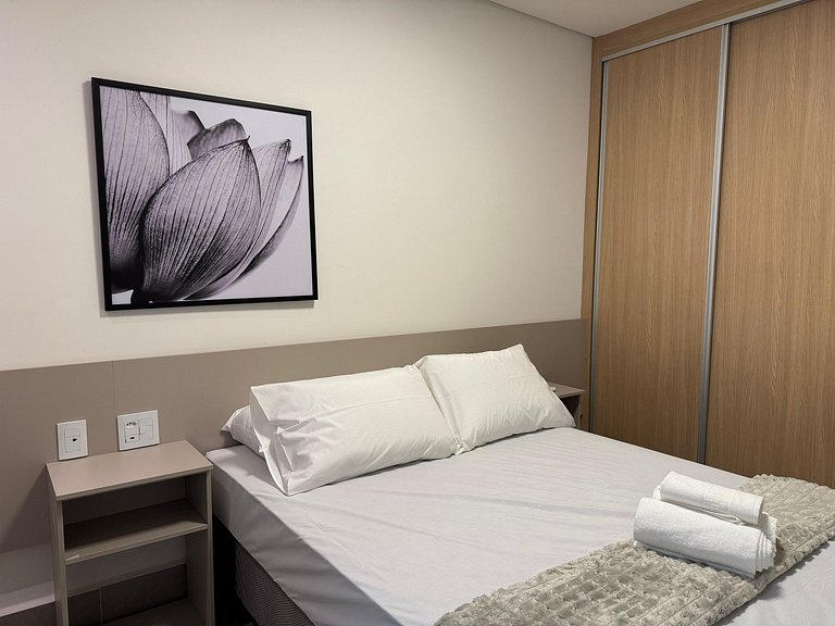 Apto 2 QTs em edf. c/ Piscina GRLB1303