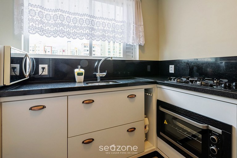 Apto com varanda 400m do mar B Camboriú RFT505