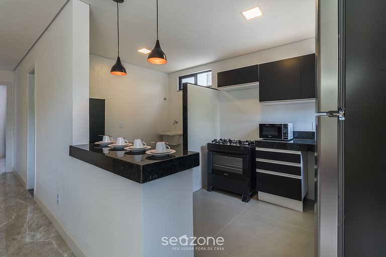 Apto c/ 2Q e varanda a 350m do mar, Centro PRY0108