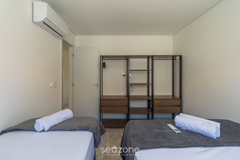 Apto c/ 2Q e varanda a 350m do mar, Centro PRY0108