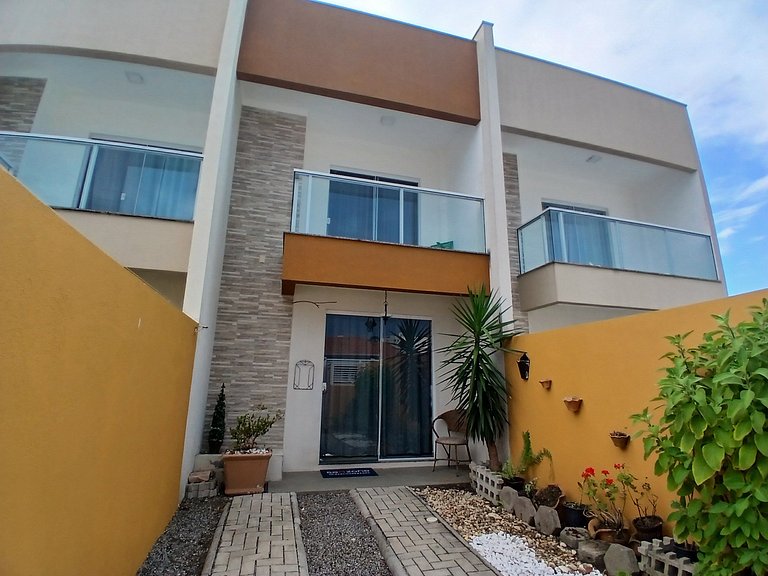 Sobrado com 2 suítes em Perequê BFJ0506