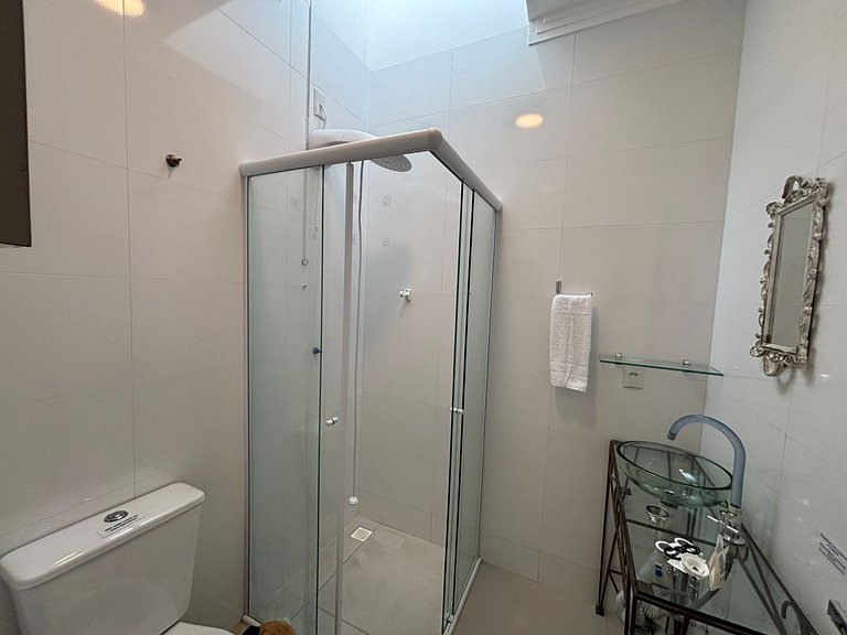 Casa de dos pisos con 2 suites en Perequê BFJ0506