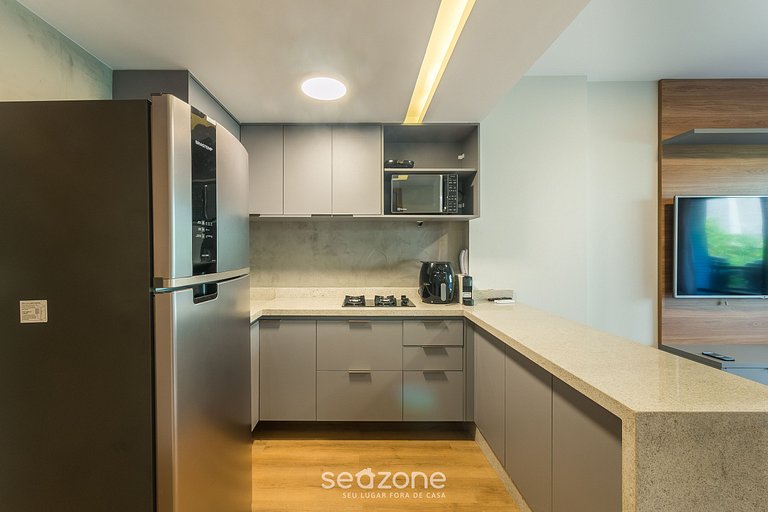 Apto c/ varanda a passos da praia da Barra TLR0113