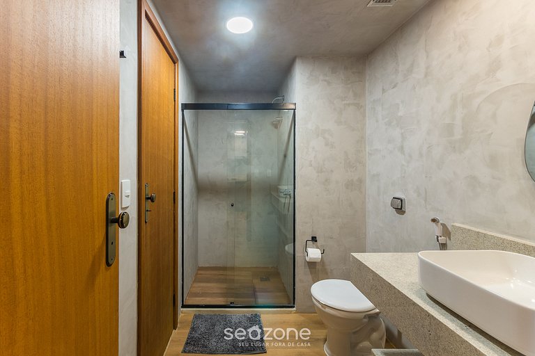 Apto c/ varanda a passos da praia da Barra TLR0113