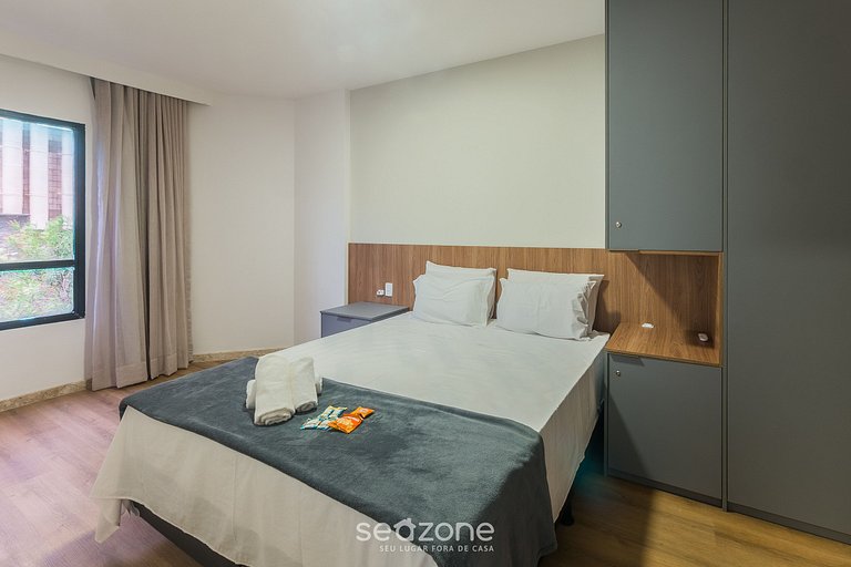 Apto c/ varanda a passos da praia da Barra TLR0113